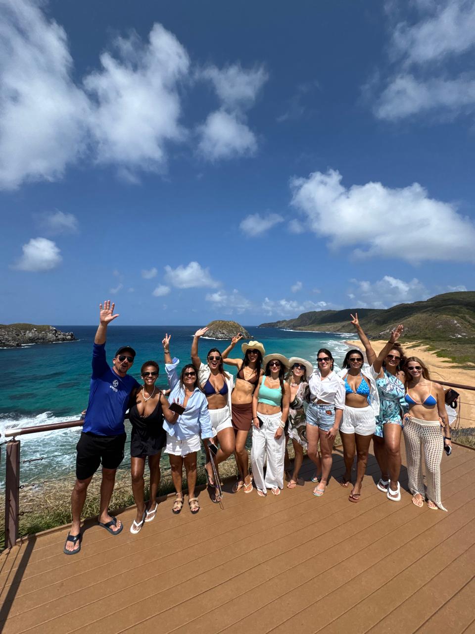 Grupo da expedição celebrando no mirante
