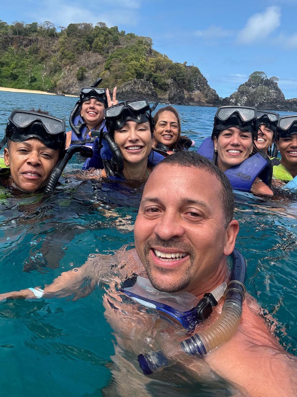 Grupo mergulhando nas águas de Noronha