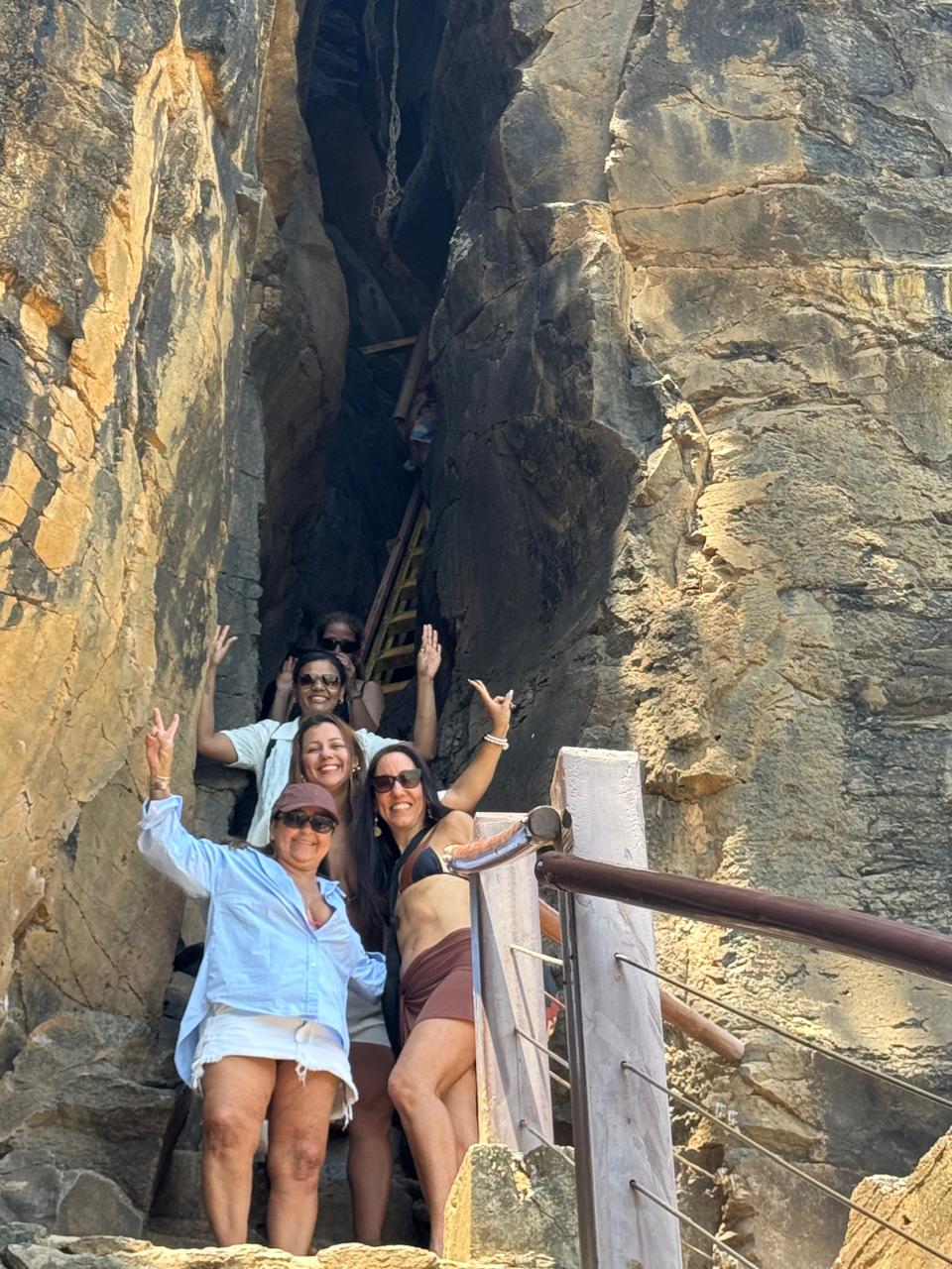Grupo da expedição na trilha entre as rochas de Noronha